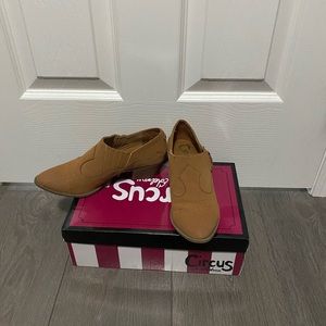 Circus by Sam Edelman western ankle booties in size 6.